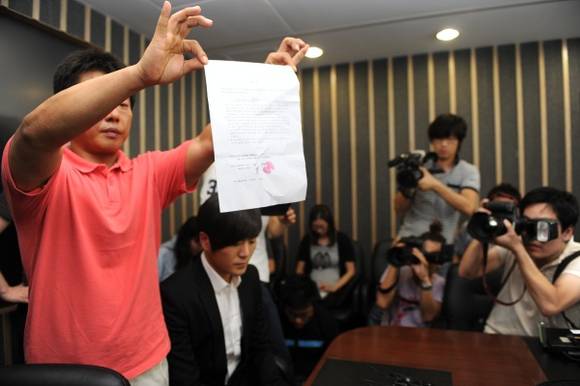 ▲ 7일 오후 서울 서초동의 법무법인 원(ONE)에서 열린 기자회견장에서 최희진이 직접 작성한 '사과 각서'가 공개됐다. 사진은 해당 각서를 들어 보이고 있는 태진아 측 매니저와 가수 이루(우측).  ⓒ박지현 기자