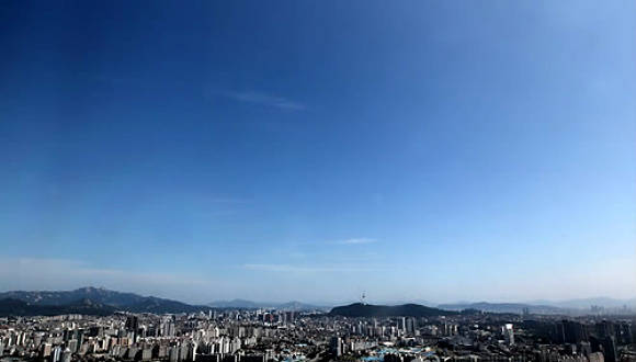 ▲ 제9호 태풍 '말로'의 영향으로 7일 경남지역에 비바람 피해가 일어나고 있지만, 서울 날씨는 구름 한 점 없는 가을 하늘을 선보이고 있다.ⓒ연합뉴스