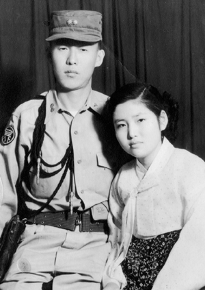 ▲ 결혼 직후인 12사단 정보참모시절 이대용 전 주월공사