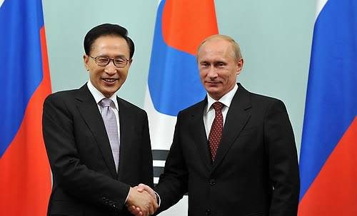 ▲ 야로슬라블 세계정책포럼 회의에 참석하기 러시아를 방문중인 이명박 대통령이 9일 오후(현지시간) 모스크바 정부 영빈관에서 블라디미르 푸틴 총리와 만나 악수를 하고 있다. ⓒ연합뉴스