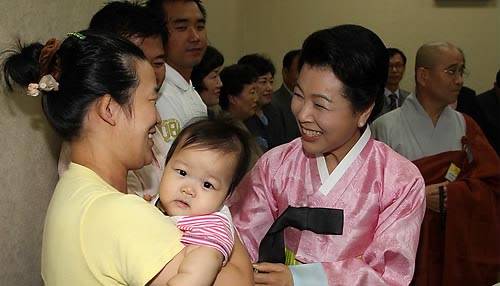▲ 이명박 대통령 부인 김윤옥 여사가 10일 오전 서울 마포동 불교방송국에서 열린 '거룩한 만남, 1000회 특집 기념식'에 참석해 수혜자들을 격려하고 있다. ⓒ연합뉴스