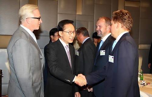 ▲ 러시아를 방문중인 이명박 대통령이 9일 오후(현지시간) 모스크바 롯데호텔에서 러시아 경제계 인사들과 '한.러 경제협력 미래를 위한 간담회'를 하기에 앞서 인사를 나누고 있다. ⓒ연합뉴스