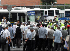 ▲ 대한민국어버이연합 등이 10일 일본 규탄 기자회견 도중 경찰관들과 몸싸움을 벌이고 있다.ⓒ뉴데일리