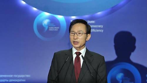 ▲ 세계정책포럼에 참석중인 이명박 대통령이 10일 오후(현지시간) 러시아 야로슬라블 아레나 2000에서 열린 전체회의에서 기조연설을 하고 있다. ⓒ연합뉴스