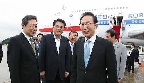 ▲ 이명박 대통령이 11일 오전 러시아 방문 일정을 마치고 성남 서울공항을 통해 귀국하고 있다. ⓒ연합뉴스