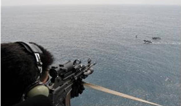 ▲ 청해부대의 특수부대원이 해적선으로 의심되는 선박에 접근하는 특수부대 고속단정(RIB)를 엄호하고 있다.ⓒ