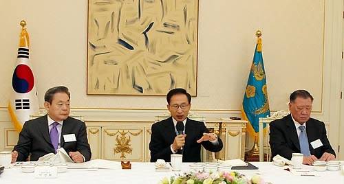 ▲ 이명박 대통령이 13일 오전 청와대에서 이건희 삼성전자 회장, 정몽구 현대기아차 회장 등 대기업 총수 12명과 조찬 간담회를 하고 있다. ⓒ연합뉴스