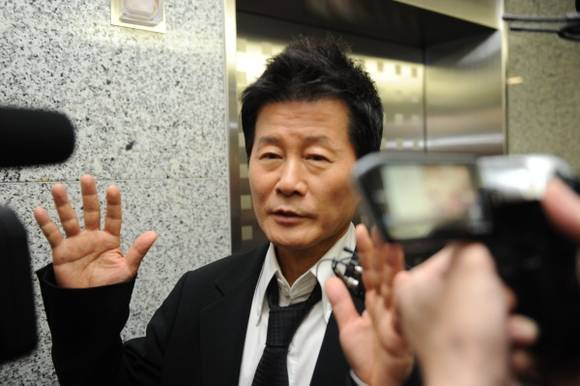 ▲ 7일 오후 서울 서초동의 법무법인 원(ONE)에서 열린 기자회견장에 얼굴을 비친 태진아. ⓒ 박지현 기자