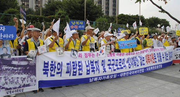 ▲ 납북자가족모임, 대한민국어버이연합, 자유북한운동연합은 13일 통일부 앞에서 