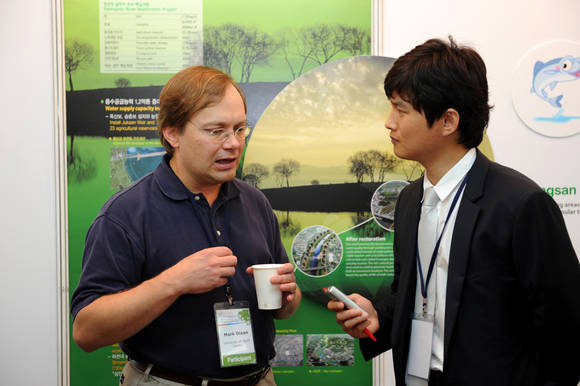 ▲ 마크 딕슨 박사(왼쪽)ⓒ