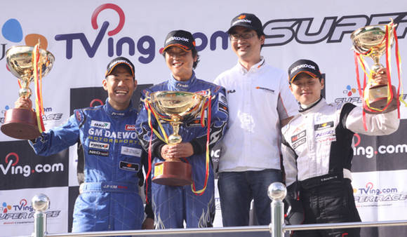 ▲ 지난 12일 태백 레이싱 서킷에서 열린 ‘2010 CJ 티빙닷컴 슈퍼레이스’에서 GM대우 레이싱팀이 2000cc 이하급에서 1~2위를 차지했다.ⓒ
