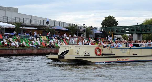 ▲ 베를린 슈프레강의 유람선이 강변의 파라솔 단지를 지나가고 있다. 강변의 관광객은 유람선을 구경하고, 유람선 안에선 강변 사람들을 구경하는 모습이 이채롭다.ⓒ