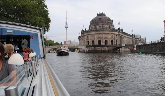 ▲ 베를린 슈프레강 안의 하중도 박물관섬의 입구옆으로 유람선이 지나오고 있다. 유람선들은 이렇게 강을따라 꼬리를 물고 이어진다.ⓒ