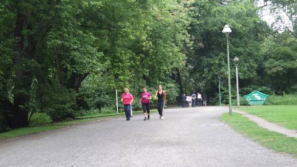 ▲ 베를린 시내 란트베어 운하 옆에 난 수변공원 산책로에 조깅을 하는 시민들.ⓒ