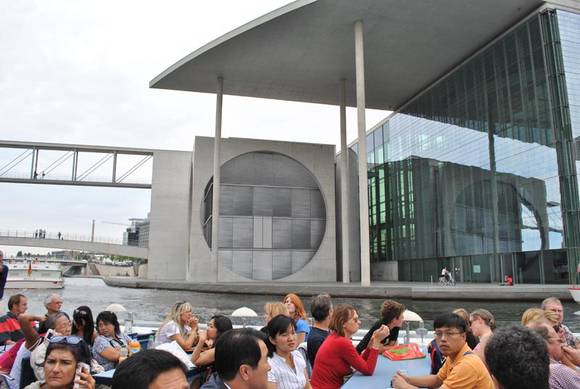 ▲ 유람선이 국회도서관 다리아래를 지나고 있다.ⓒ