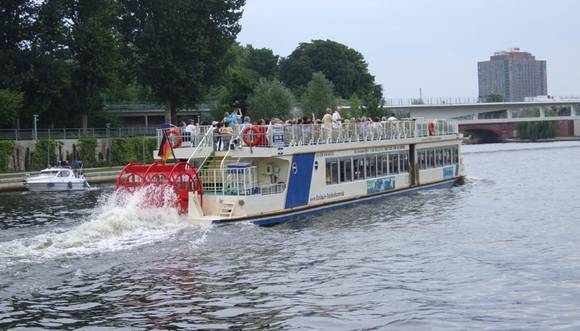 ▲ 슈프레강을 떠다니는 유람선은 똑같은 모양이 없는 것같이 다양하다. 심지어 스크류 모양도 여러가지다ⓒ