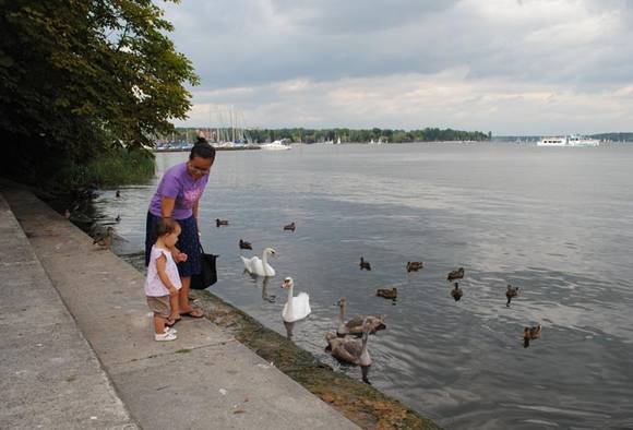 ▲ 반제호수변에 산책나온 모녀ⓒ