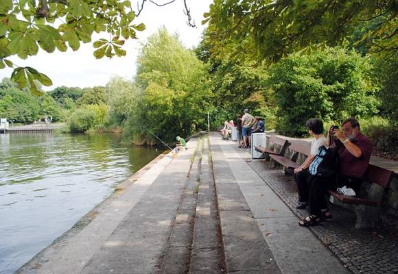 ▲ 반제호 수변공원 벤치. 물가엔 낚시객이 낚싯대를 드리우고 있다ⓒ