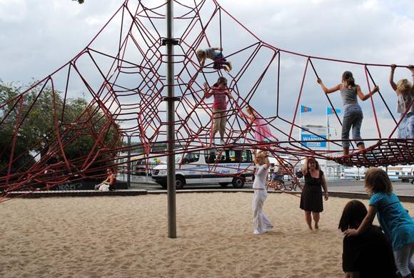 ▲ 반제 선착장 앞의 수변공원. 어지러운 노점상 하나없이 깨끗이 정돈된 곳에 어린이들이 평화롭게 놀 수 있는 기구 한두개만 있다ⓒ