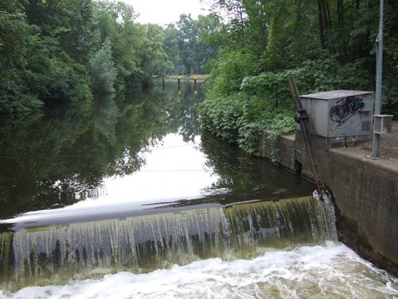 ▲ 베를린 시내 란트베어 운하. 슈프레강으로 연결되는 이 운하의 물이 맑다. 수위를 유지하기 위한 보는 가동보이다ⓒ