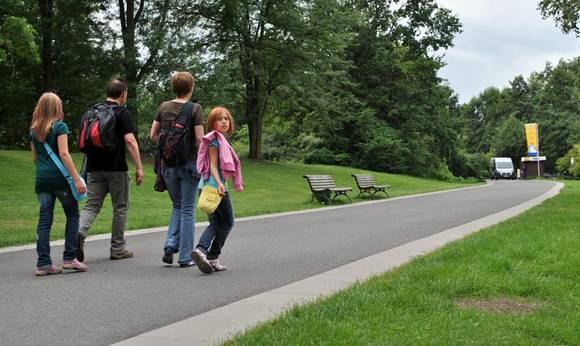 ▲ 슈프레강 옆의산책로겸 자전거도로. 한 가족이 산책하고 있다.ⓒ