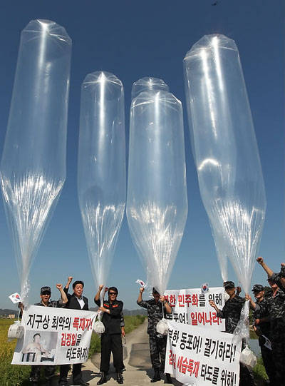 ▲ 보수단체 회원들은 인천상륙작전 60주년을 기념하기 위해 15일 오후 강화도에서 대북풍선 날리기 행사를 진행했다. ⓒ 연합뉴스