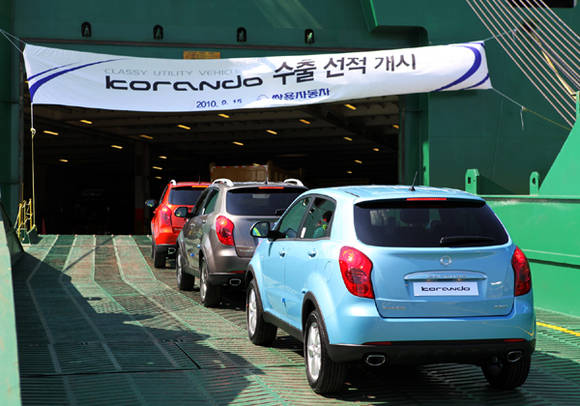 ▲ 쌍용차의 기대주 '코란도C'가 수출을 위해 선적되고 있다. 이날 선적된 차량은 모두 450대다.ⓒ