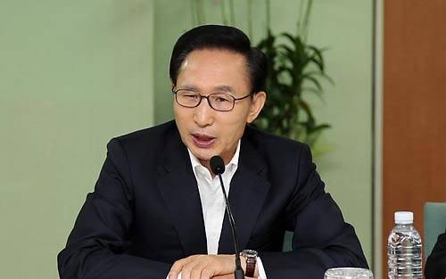 ▲ 이명박 대통령이 16일 오전 정부과천청사에서 국민경제대책회의를 열어 2011년도 예산안 서민희망 3대 핵심과제를 논의하고 있다. ⓒ연합뉴스