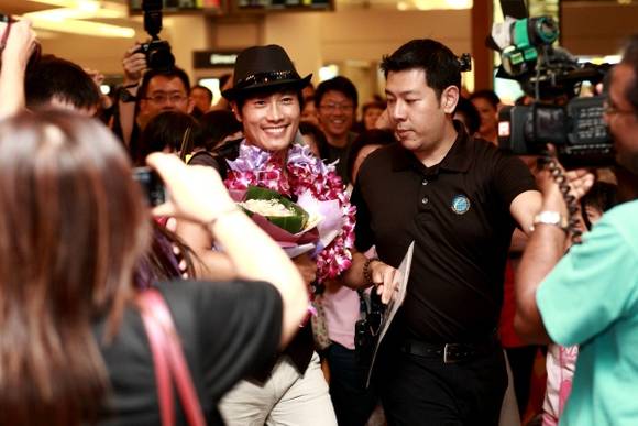 ▲ 싱가폴 현지 공항에 도착, 카메라 기자들의 플래시 세례를 받고 있는 이병헌.   ⓒ 뉴데일리