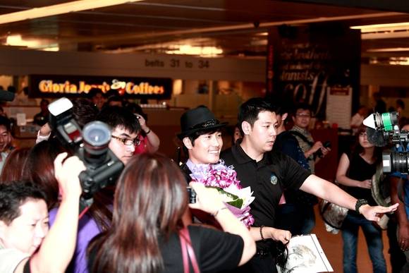 ▲ 싱가폴 현지 공항에 도착, 카메라 기자들의 플래시 세례를 받고 있는 이병헌.  ⓒ 뉴데일리