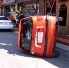 ▲ 한 네티즌이 시동을 걸다 차가 뒤집어진 모습. ⓒ 'I am 초보' 카페에 올라온 사진.