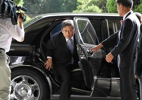 ▲ 김황식 국무총리 후보자가 16일 국회 예결위를 마친 뒤 기자들에게 소감을 밝히기 위해 서울 종로구 삼청동 감사원으로 들어서고 있다. ⓒ연합뉴스