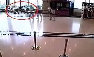 ▲ 공연기획사 간부 김모씨가 뮤지컬 배우를 폭행하는 장면을 담은 CCTV. ⓒ 제공=MBC