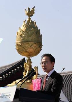 ▲ 이명박 대통령이 17일 오후 충남 부여군 규암면 합정리 '백제문화단지' 에서 열린 2010 세계대백제전 개막식에 참석해 축사를 하고 있다. ⓒ연합뉴스