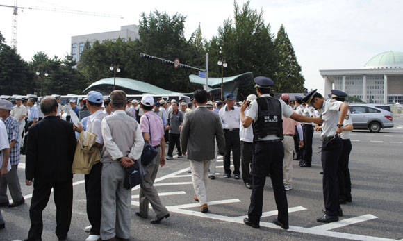 ▲ 보수단체 회원들은 국회로 향하는 중 경찰의 제재로 포기한 채 돌아서고 있다. ⓒ 뉴데일리