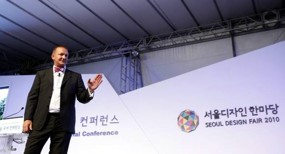 ▲ 미국의 건축가이자 미래 트렌드 리더로 알려진 크리스 루브크만이 기조연설을 하고 있다. ⓒ뉴데일리