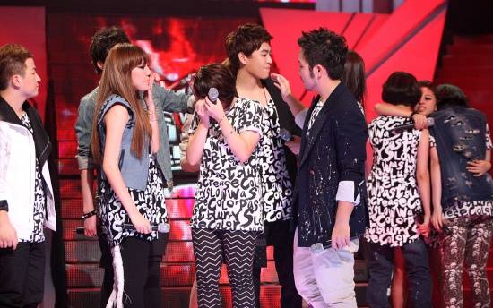 ▲ 탈락자들과 아쉬운 인사를 나누고 있는 나머지 '톱 11' 진출자들.  ⓒ엠넷미디어