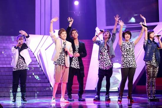 ▲ 단체곡을 부르고 있는 '톱 11' 진출자들.  ⓒ 엠넷미디어