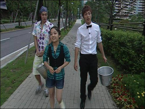 ▲ 비스트 멤버 윤두준과 마르코를 집사로 두게된 아역배우 서신애. ⓒMBC