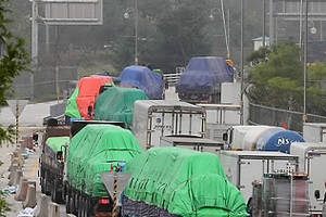 ▲ 통일쌀보내기 국민운동본부 대북 쌀 지원 차량들이 북으로 가기 위해 17일 오전 파주 남북출입사무소(CIQ)를 통과하고 있다ⓒ연합뉴스