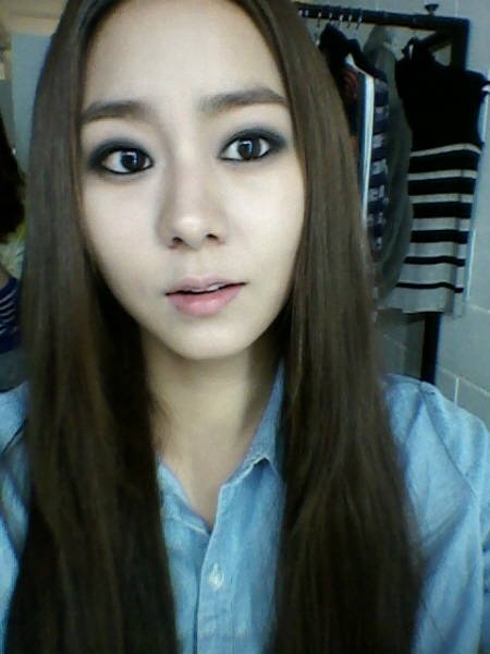 ▲ 강렬한 스모키 메이크업 셀카 사진을 공개한 애프터스쿨 멤버 유이.ⓒ유이 미투데이