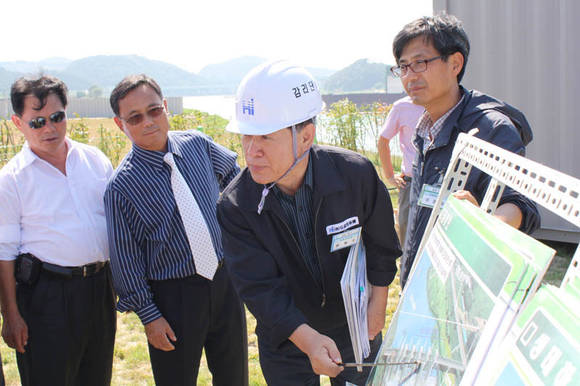 ▲ 방해수 금강보 현장 감리단장으로부터 금강보에 관해 설명을 듣고 있는 회장단.ⓒ