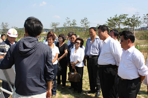 ▲ 금강지구 현장관계자로부터 수변공간 설명을 듣고 있는 회장단.ⓒ