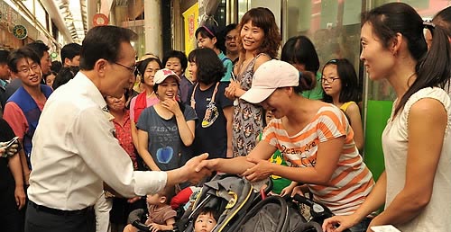 ▲ 서울 강서구의 한 재래시장을 방문한 이명박 대통령. ⓒ연합뉴스