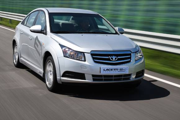 ▲ GM대우가 19일 공개한 라세티 프리미어 전기차. 그동안 국내에 소개되었던 '무늬만 자동차'가 아닌, 고속도로서도 달릴 수 있는 진짜 '전기차'다.ⓒ