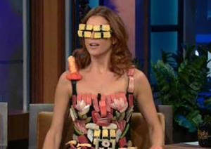 ▲ 생선회 드레스를 입고 나온 여배우 케이트 월시ⓒNBC 캡처