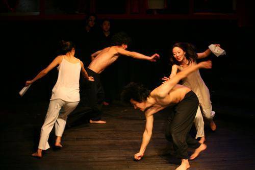 ▲ 화제의 알몸 연극 '논쟁'의 한장면.