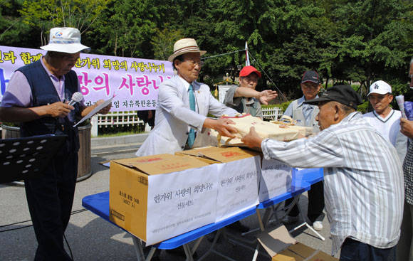 ▲ 대한민국어버이연합은 20일 오후 한가위를 맞아 독거노인들에게 선물세트를 전달하고 있다. ⓒ 뉴데일리