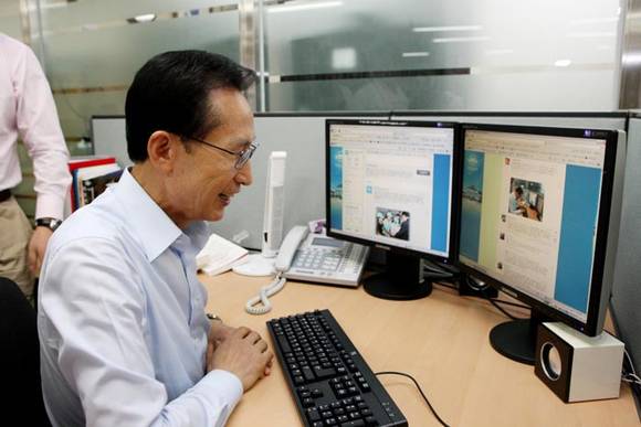 ▲ 이명박 대통령이 20일 오후 청와대 비서동에 위치한 뉴미디어비서관실에 들러 청와대 트위터에 접속한 뒤 40여분 간 대화했다. ⓒ청와대 제공