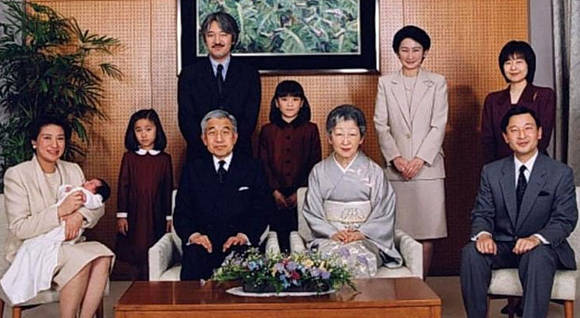 ▲ 현 일본천황 가족들, 가운데 앉아있는 남녀가 아끼히토 부부.오른쪽 남자가 황태자 나루히토, 왼쪽끝이 황태자비.